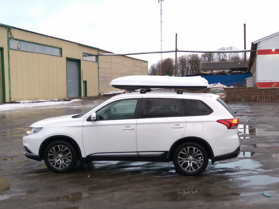 Автобокс на крышу YUAGO Cosmo 210 white matte EuroLock (Яго Космо 210 белый матовый ЕвроЛок)