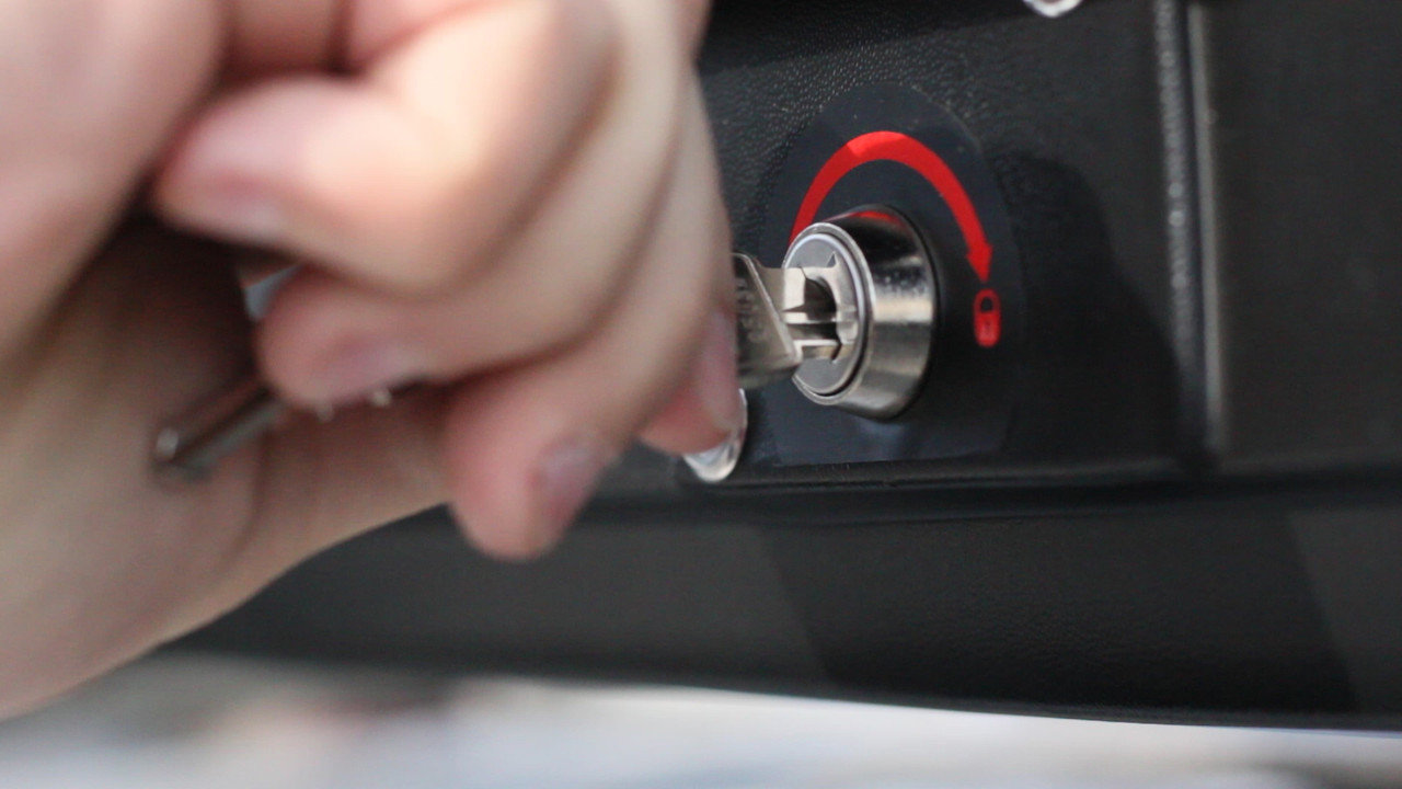 Автобокс на крышу YUAGO Cosmo 210 white matte EuroLock (Яго Космо 210 белый матовый ЕвроЛок)