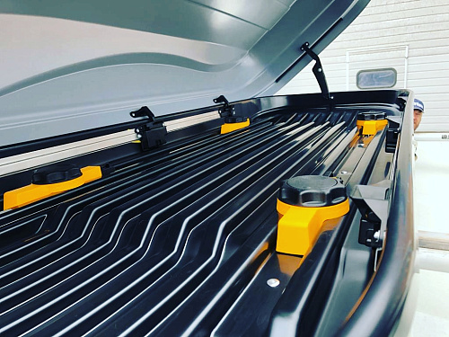 Автобокс на крышу ED Magnum 390 white glossy quick release (ЕД Магнум 390 белый глянцевый быстросъем)